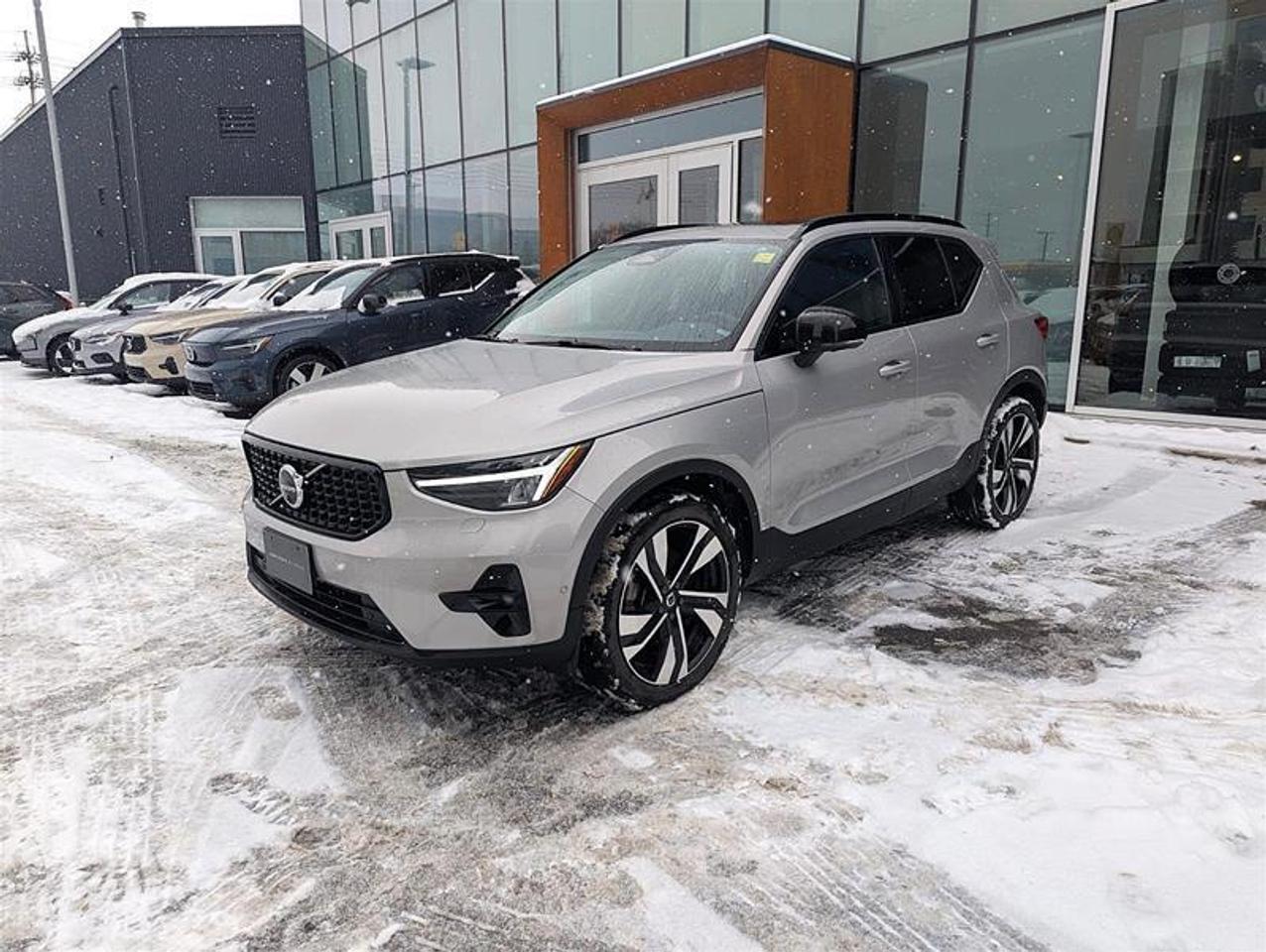 2023 Volvo XC40 B5 AWD Plus Dark Theme   Finance 84 months @ 3.49% Photo