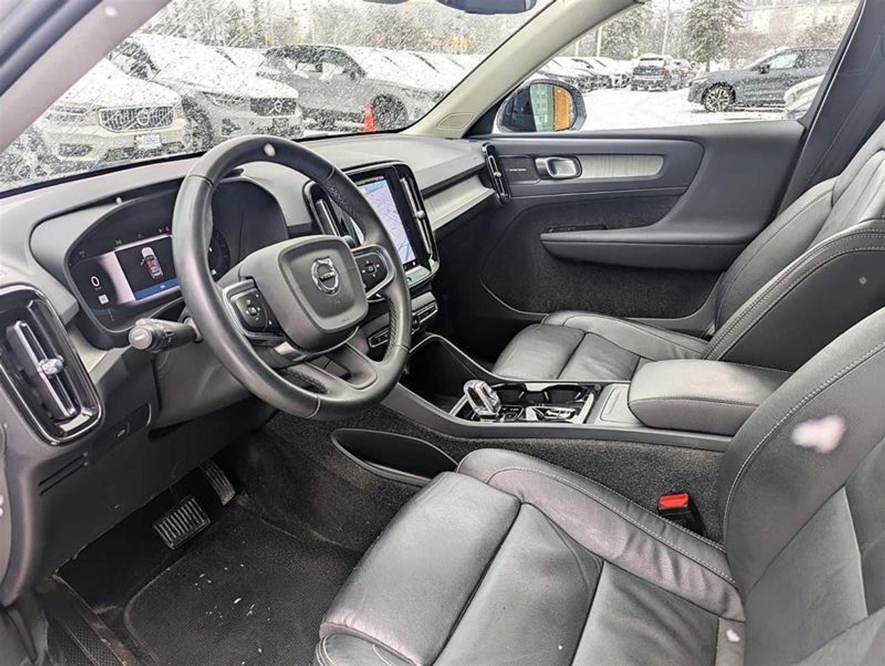 2023 Volvo XC40 B5 AWD Plus Dark Theme   Finance 84 months @ 3.49% Photo