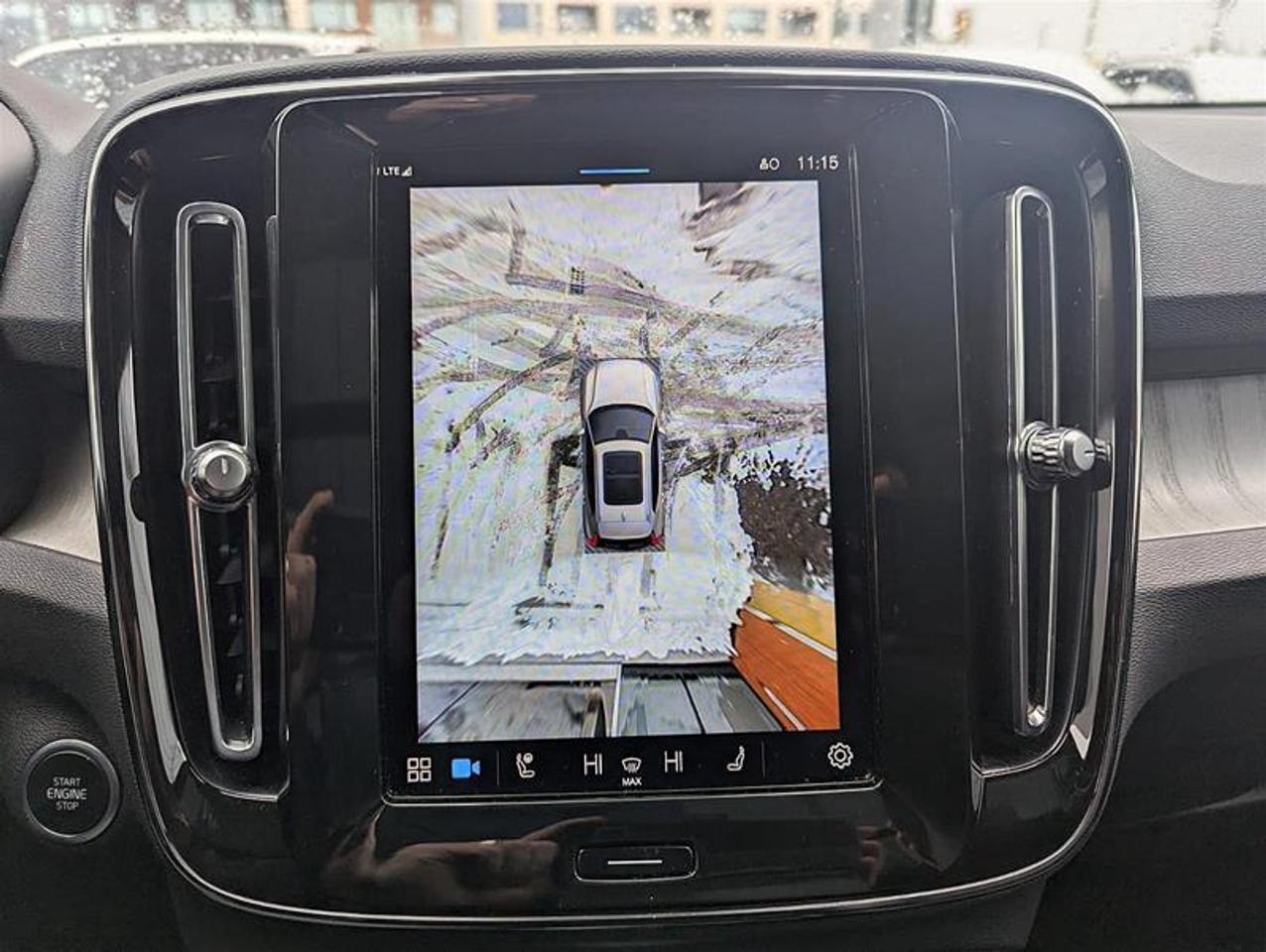 2023 Volvo XC40 B5 AWD Plus Dark Theme   Finance 84 months @ 3.49% Photo