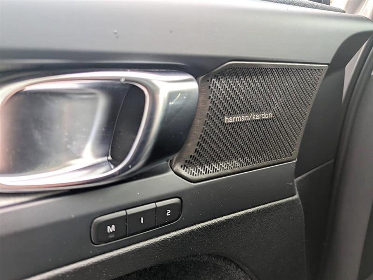 2023 Volvo XC40 B5 AWD Plus Dark Theme   Finance 84 months @ 3.49% Photo