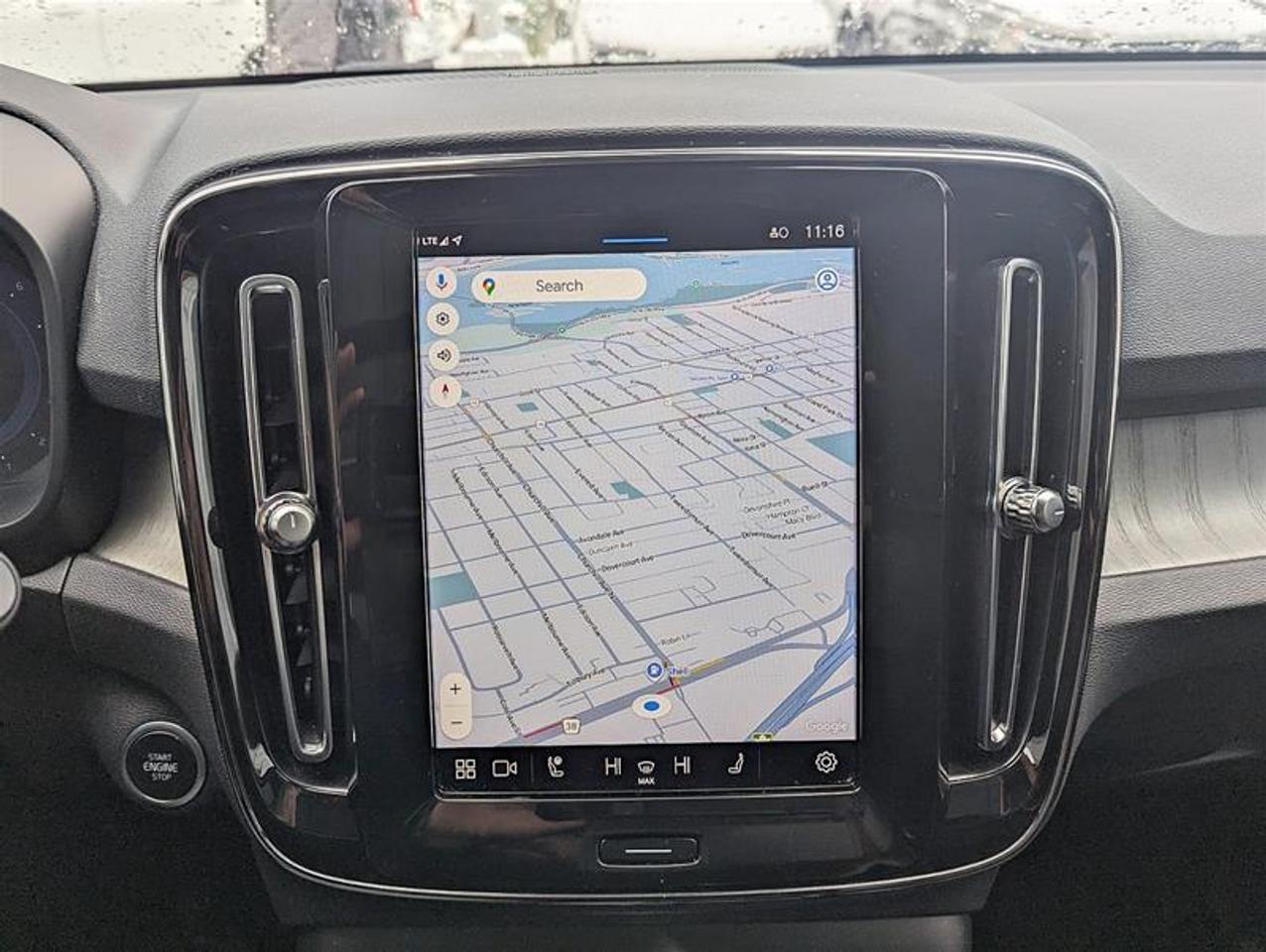 2023 Volvo XC40 B5 AWD Plus Dark Theme   Finance 84 months @ 3.49% Photo