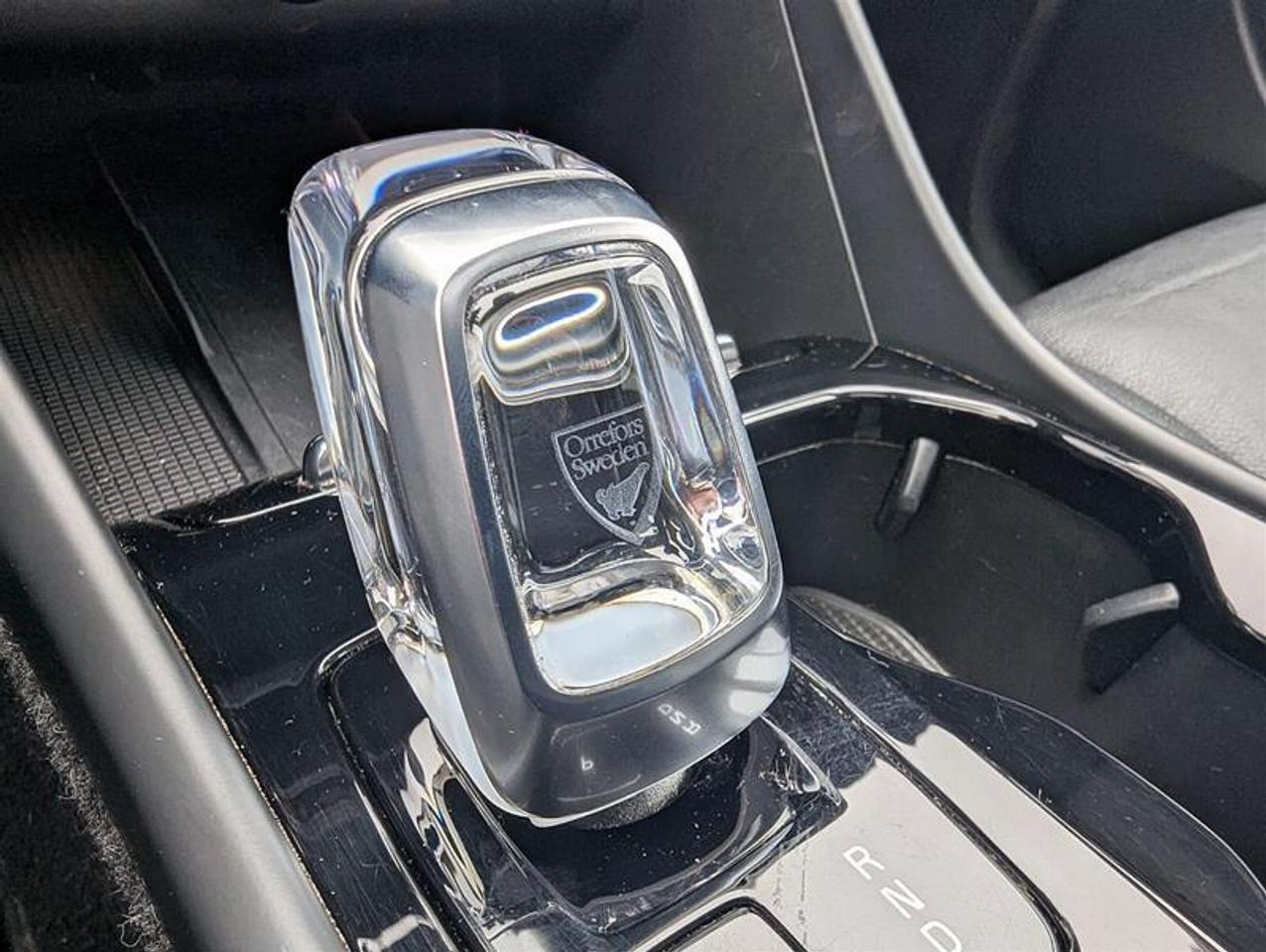 2023 Volvo XC40 B5 AWD Plus Dark Theme   Finance 84 months @ 3.49% Photo