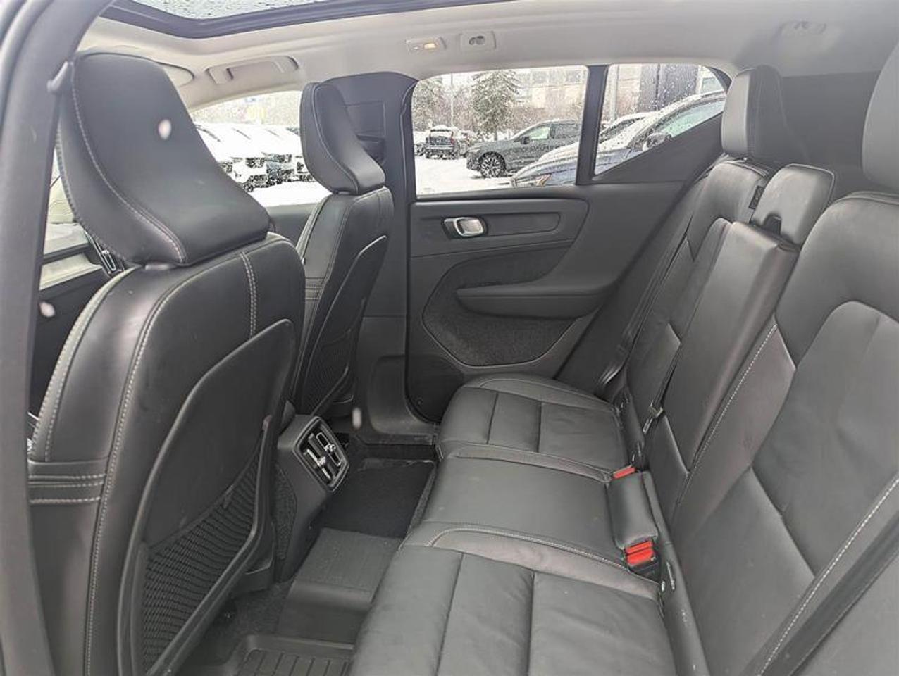 2023 Volvo XC40 B5 AWD Plus Dark Theme   Finance 84 months @ 3.49% Photo