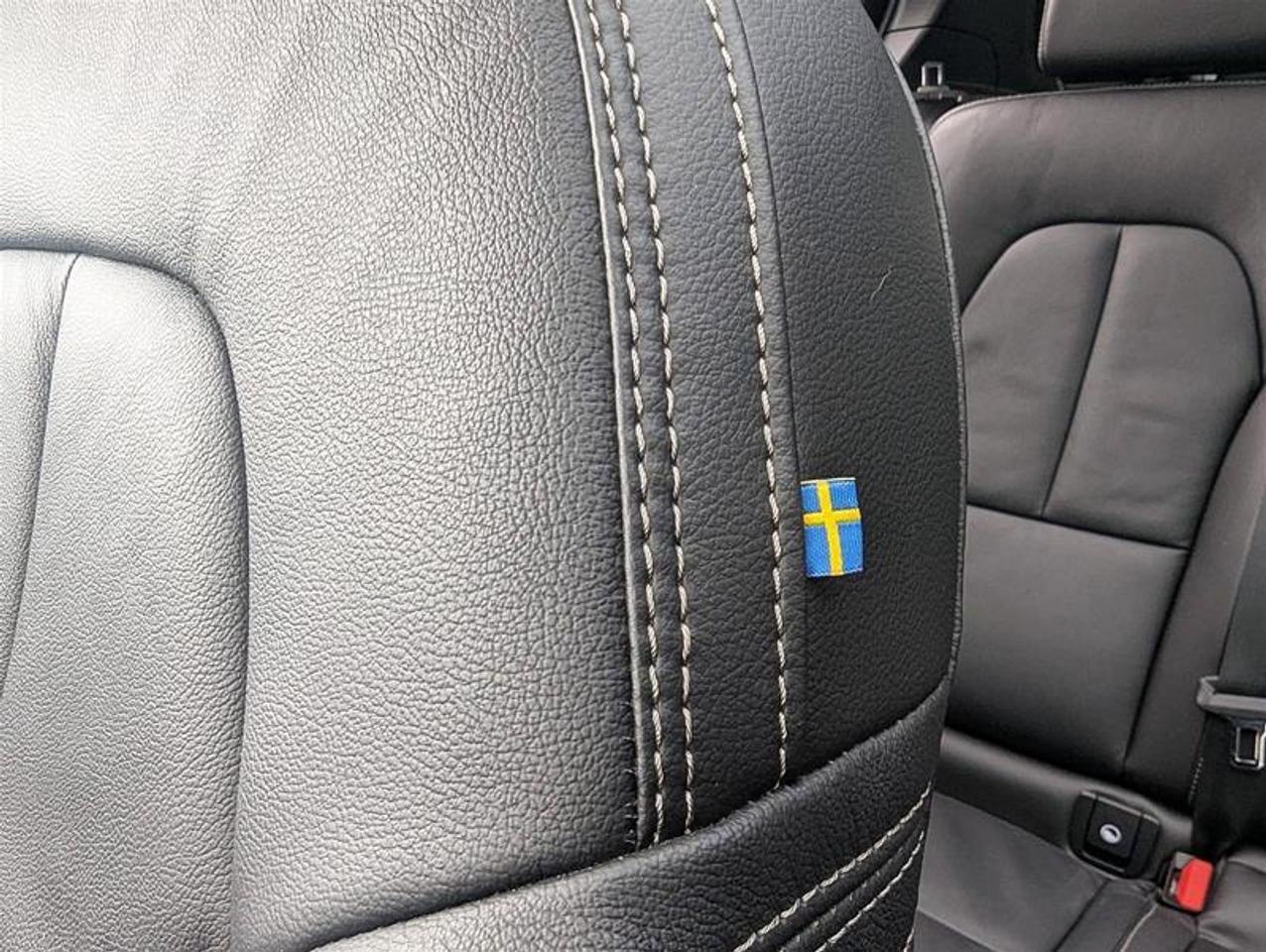 2023 Volvo XC40 B5 AWD Plus Dark Theme   Finance 84 months @ 3.49% Photo