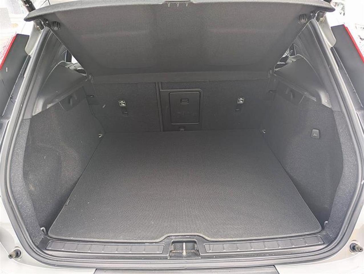 2023 Volvo XC40 B5 AWD Plus Dark Theme   Finance 84 months @ 3.49% Photo