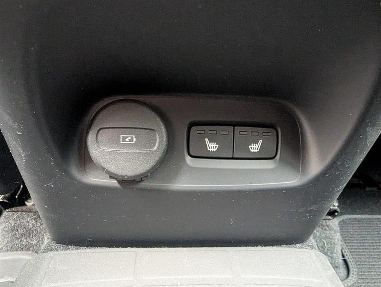 2023 Volvo XC40 B5 AWD Plus Dark Theme   Finance 84 months @ 3.49% Photo