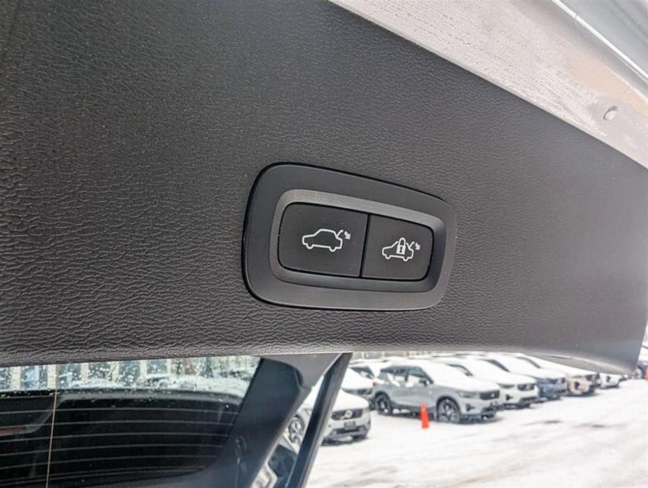 2023 Volvo XC40 B5 AWD Plus Dark Theme   Finance 84 months @ 3.49% Photo