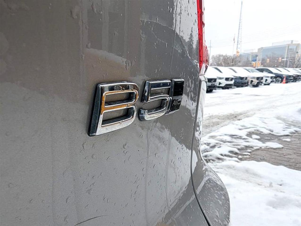 2023 Volvo XC40 B5 AWD Plus Dark Theme   Finance 84 months @ 3.49% Photo