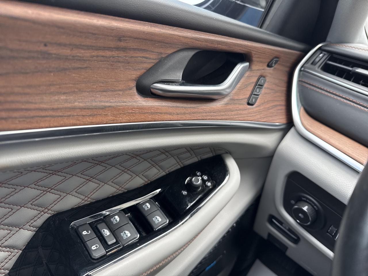 2021 Jeep Grand Cherokee L Summit Photo