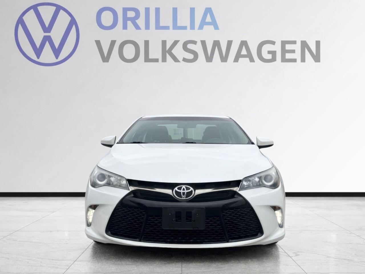 2017 Toyota Camry SE Photo2