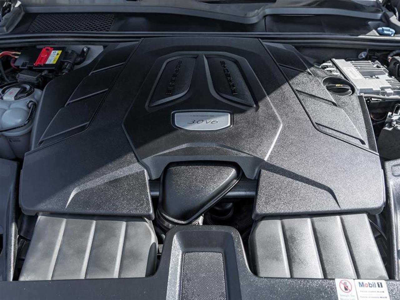 2021 Porsche Cayenne AWD Premium Plus Pkg 21 RS Spyder Design Wheels in Photo