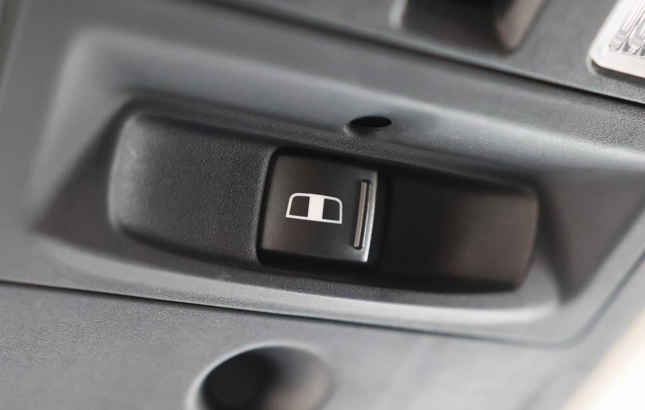 2016 RAM 1500 SPORT 4WD-5.7L HEMI/QUADCAB/R STARTER/NAV/BCAM/P S Photo