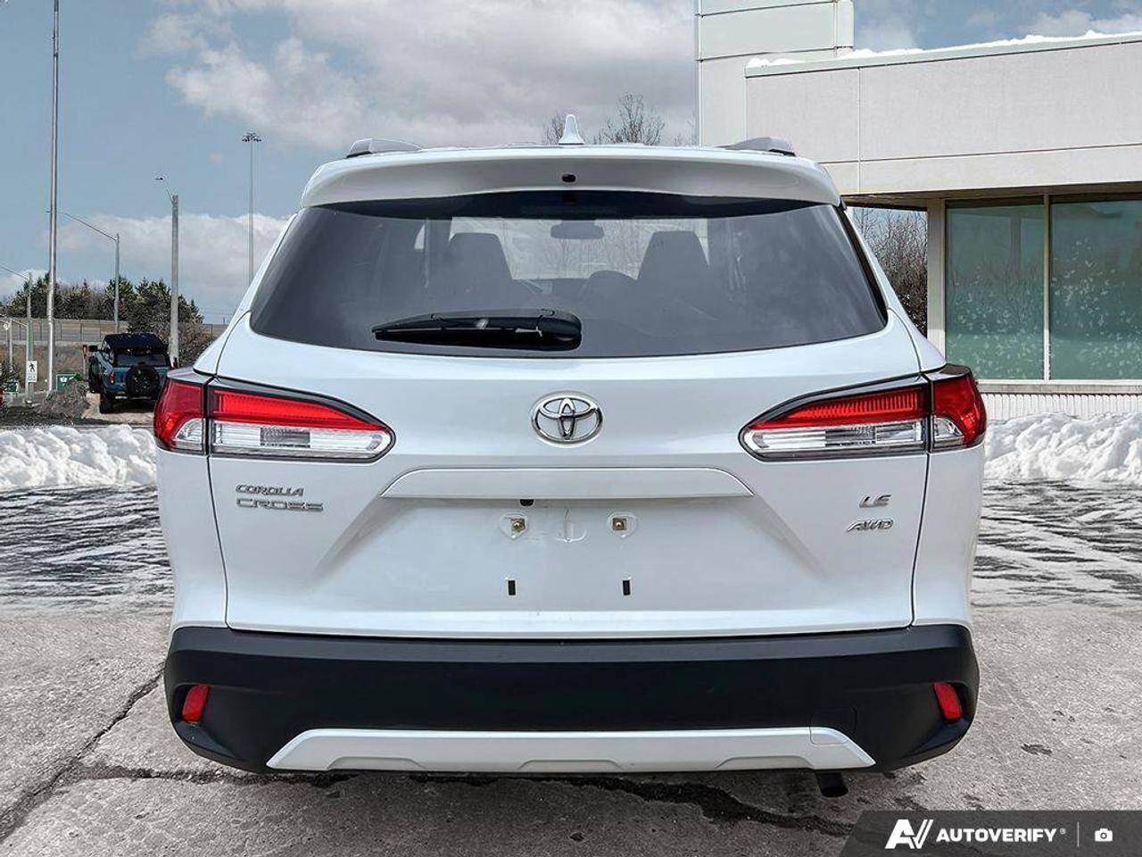 2022 Toyota Corolla Cross LE   HTD SEATS   NAV   SUNROOF Photo