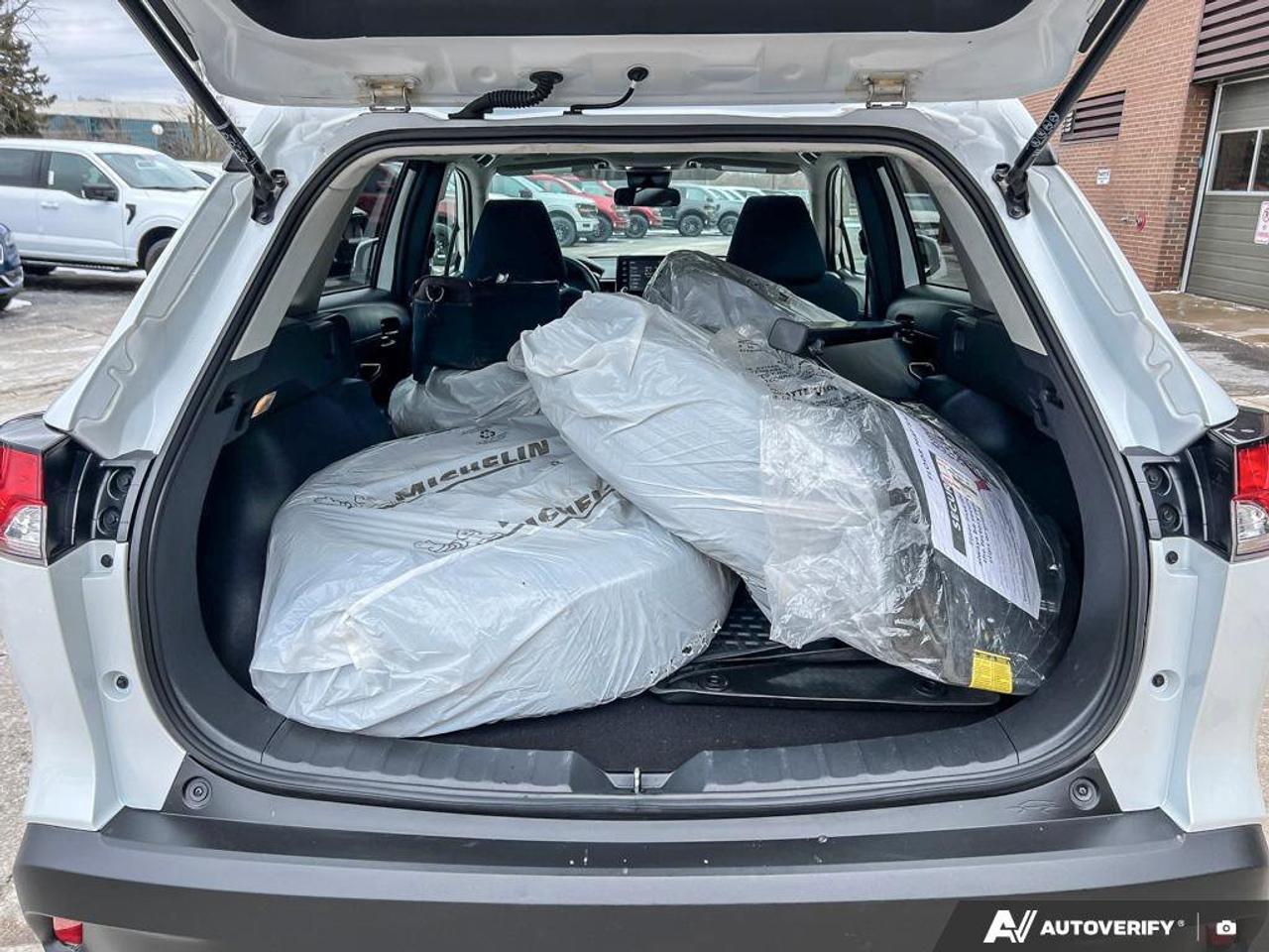 2022 Toyota Corolla Cross LE   HTD SEATS   NAV   SUNROOF Photo