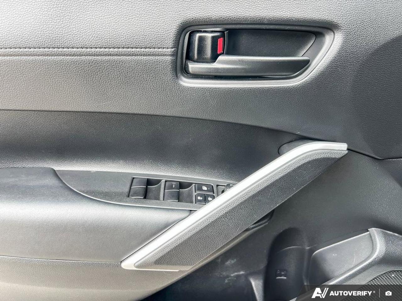 2022 Toyota Corolla Cross LE   HTD SEATS   NAV   SUNROOF Photo