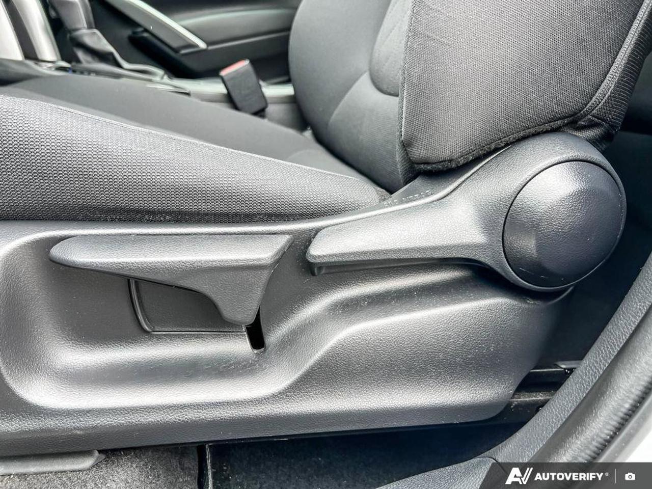 2022 Toyota Corolla Cross LE   HTD SEATS   NAV   SUNROOF Photo