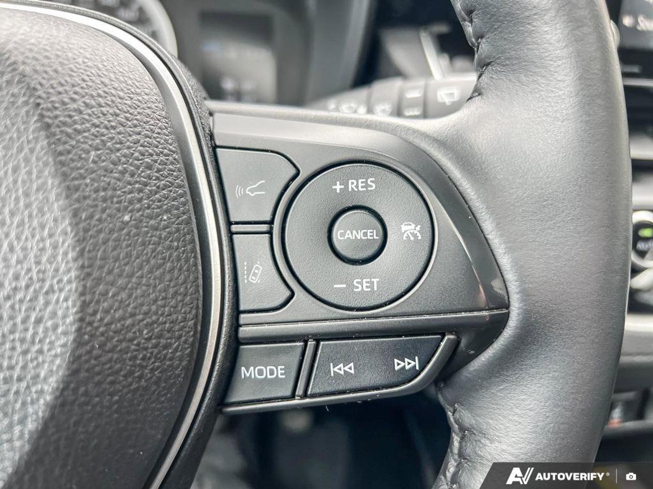 2022 Toyota Corolla Cross LE   HTD SEATS   NAV   SUNROOF Photo