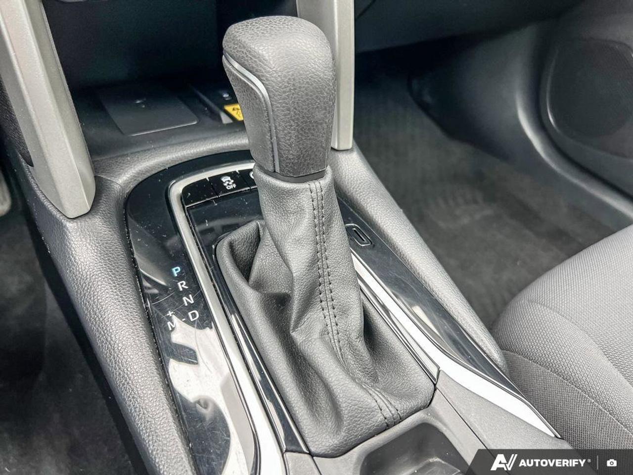 2022 Toyota Corolla Cross LE   HTD SEATS   NAV   SUNROOF Photo