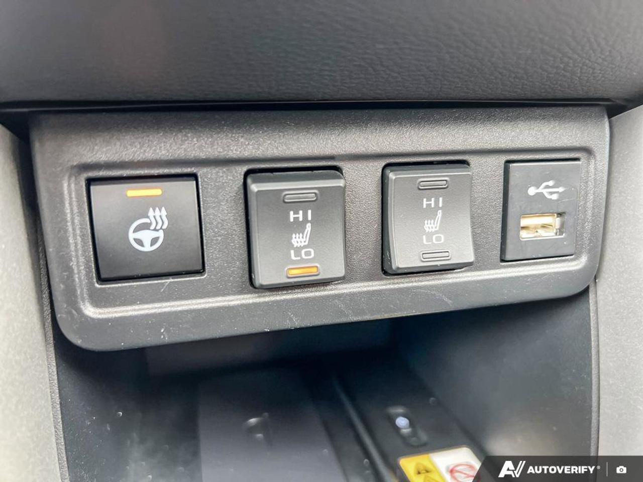 2022 Toyota Corolla Cross LE   HTD SEATS   NAV   SUNROOF Photo