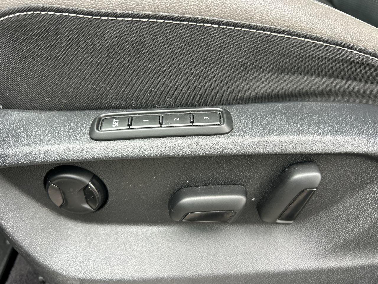 2021 Volkswagen Atlas Highline 3.6L 8sp at w/Tip 4MOTION Sunroof  Alloy Photo