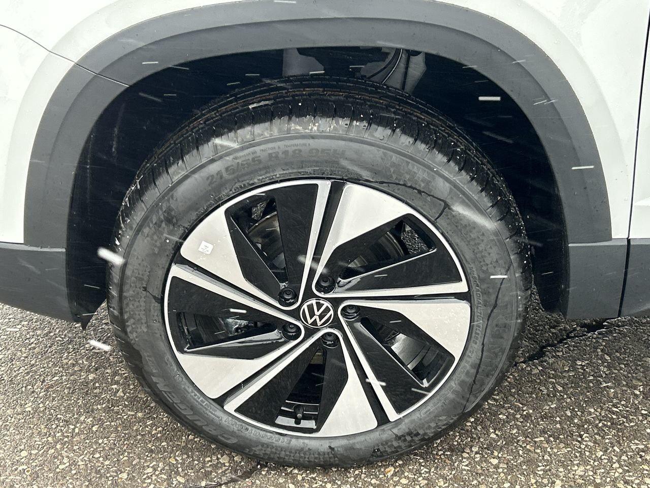 2026 Volkswagen Taos Highline 4MOTION Genuine Leather  Satellite Naviga Photo