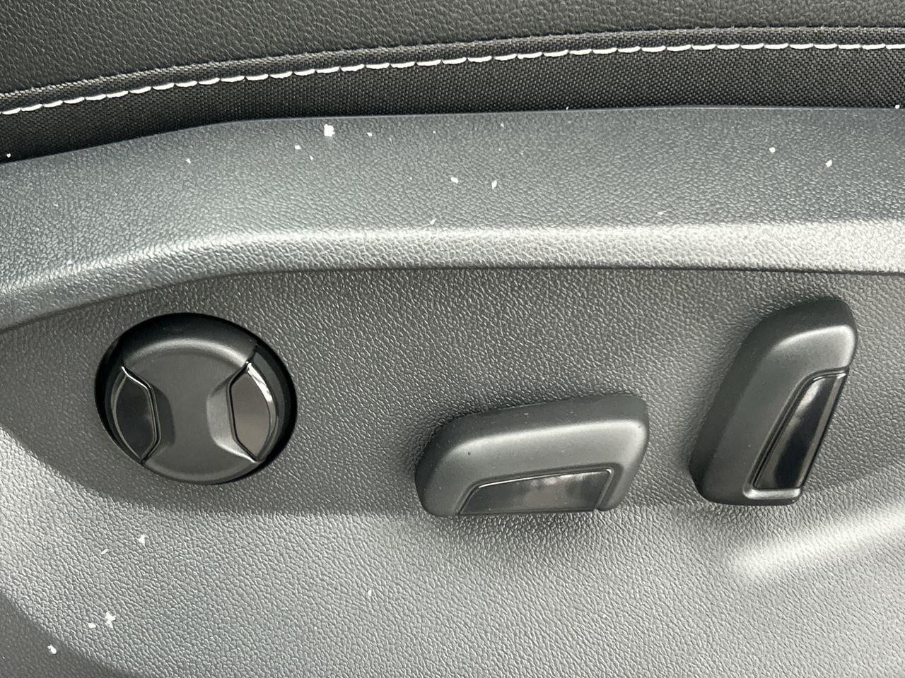 2026 Volkswagen Taos Highline 4MOTION Genuine Leather  Satellite Naviga Photo