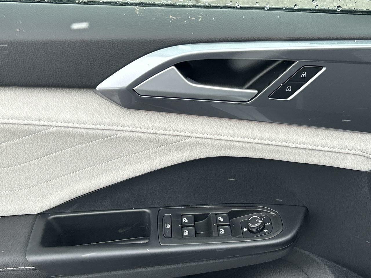 2026 Volkswagen Taos Highline 4MOTION Genuine Leather  Satellite Naviga Photo