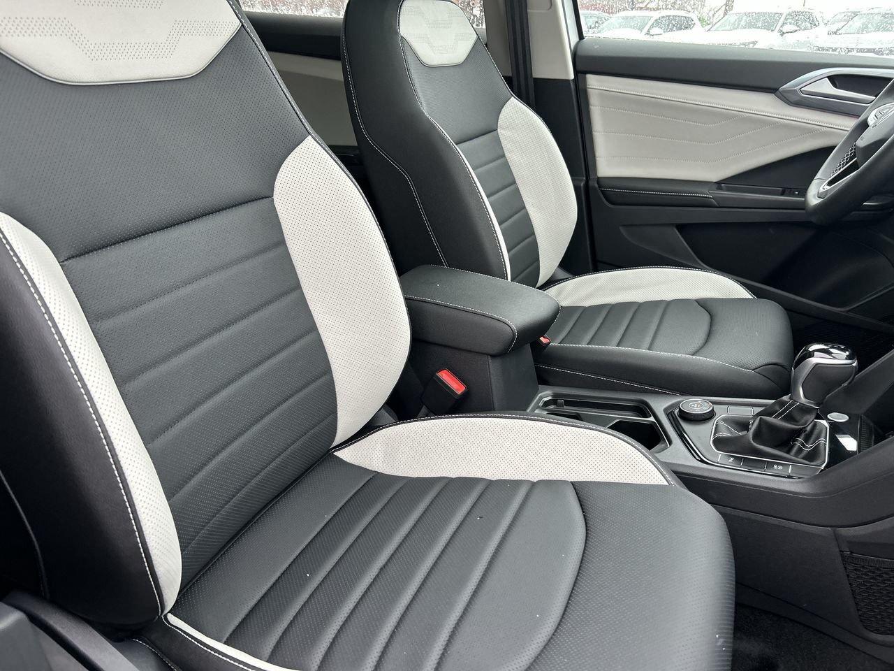 2026 Volkswagen Taos Highline 4MOTION Genuine Leather  Satellite Naviga Photo