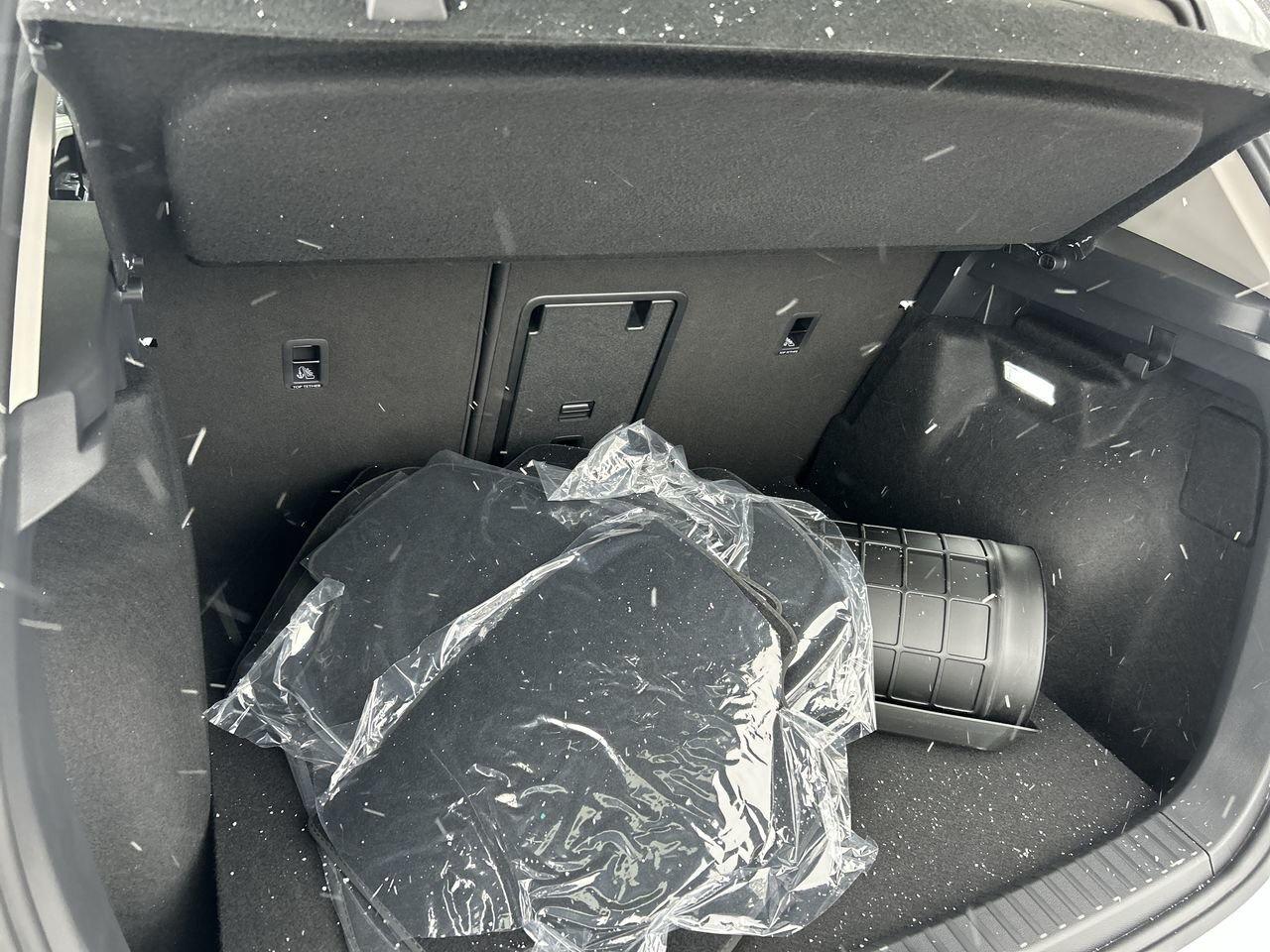 2026 Volkswagen Taos Highline 4MOTION Genuine Leather  Satellite Naviga Photo