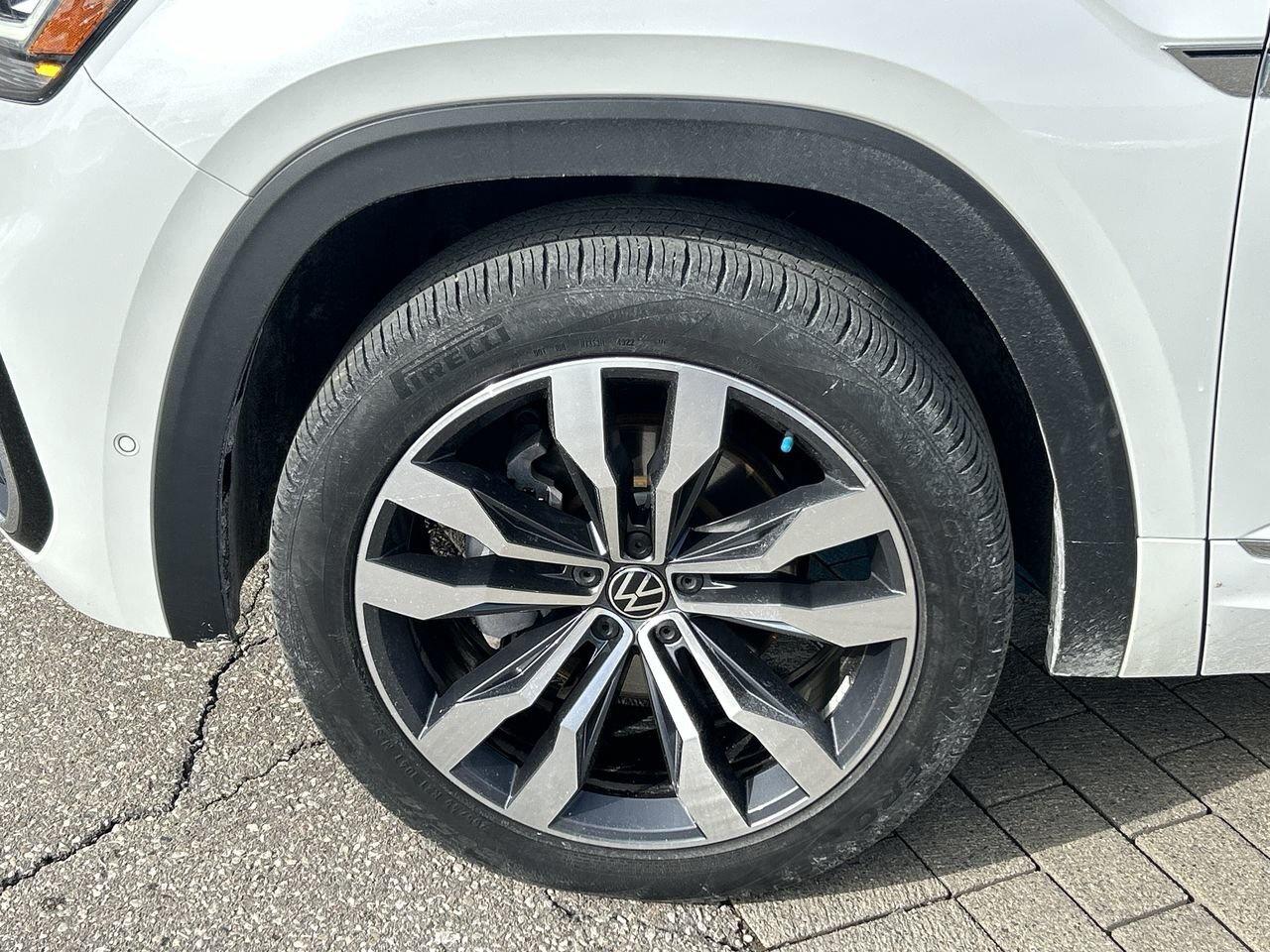 2023 Volkswagen Atlas Cross Sport Execline 3.6L 8sp at w/Tip 4MOTION Sunroof  Leathe Photo