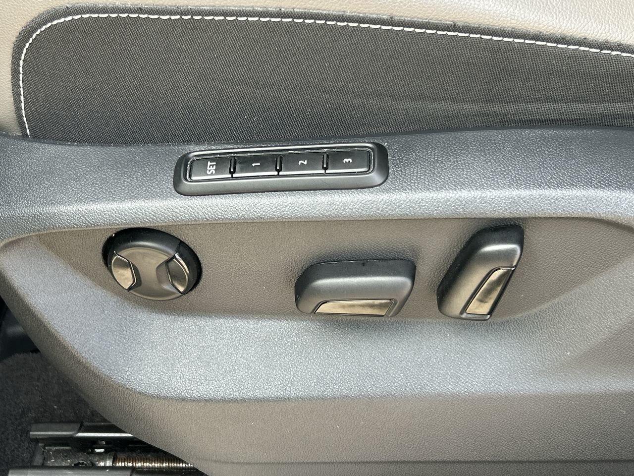 2023 Volkswagen Atlas Cross Sport Execline 3.6L 8sp at w/Tip 4MOTION Sunroof  Leathe Photo