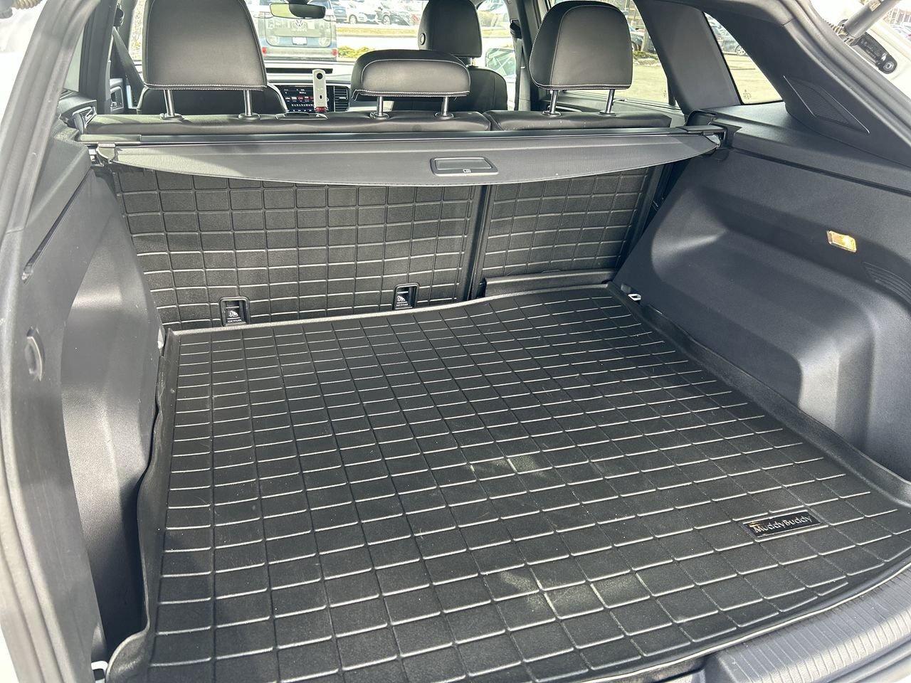 2023 Volkswagen Atlas Cross Sport Execline 3.6L 8sp at w/Tip 4MOTION Sunroof  Leathe Photo