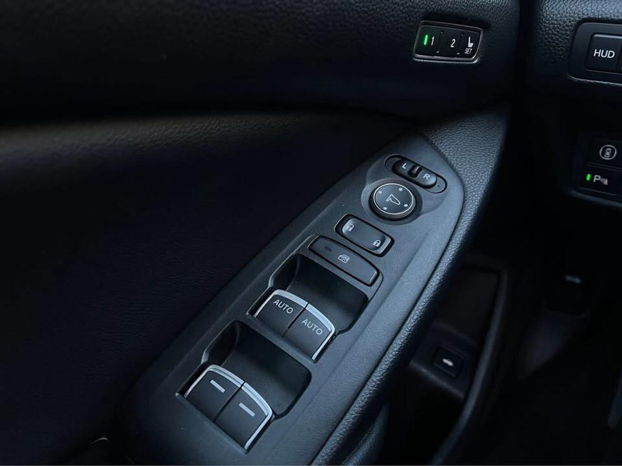 2019 Honda Accord Hybrid TOURING Pearl White Vented Seats   HUD   Leather Photo