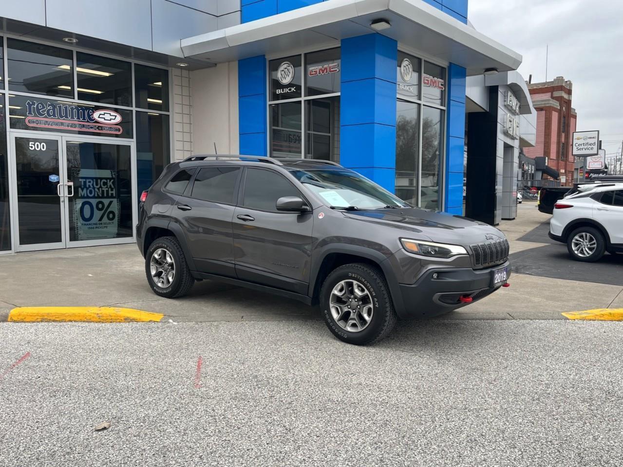 2019 Jeep Cherokee TRAILHAWK XTRA CLEAN LOCAL TRADE Photo2