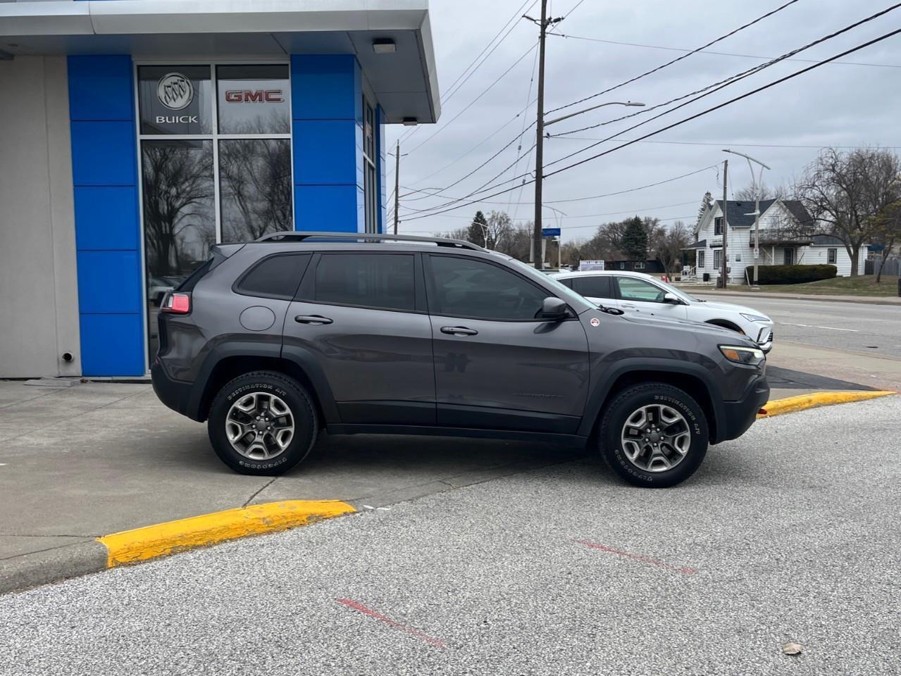 2019 Jeep Cherokee TRAILHAWK XTRA CLEAN LOCAL TRADE Photo3