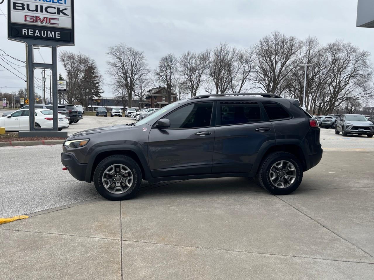 2019 Jeep Cherokee TRAILHAWK XTRA CLEAN LOCAL TRADE Photo