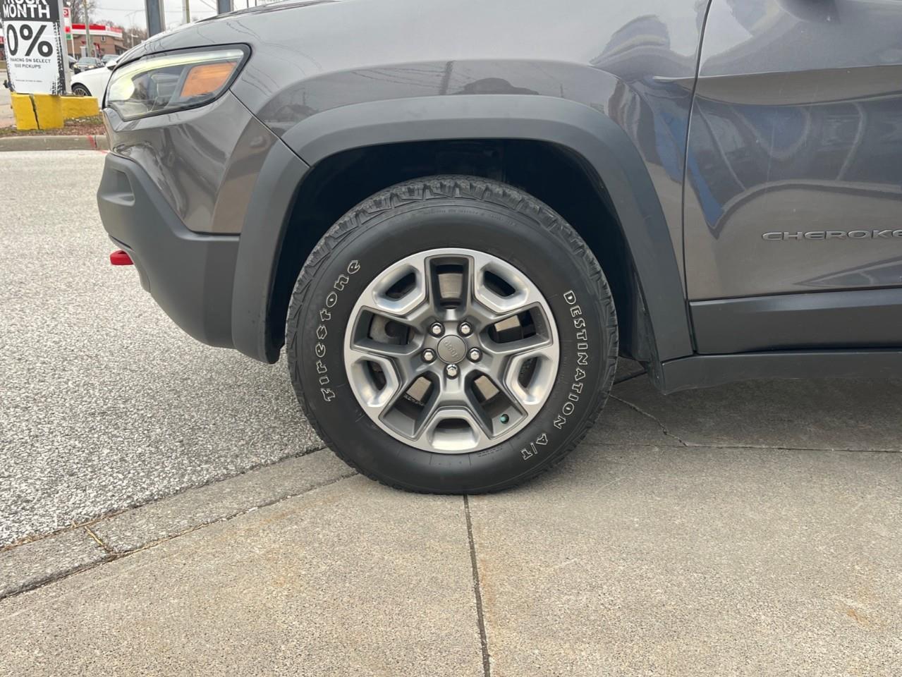2019 Jeep Cherokee TRAILHAWK XTRA CLEAN LOCAL TRADE Photo