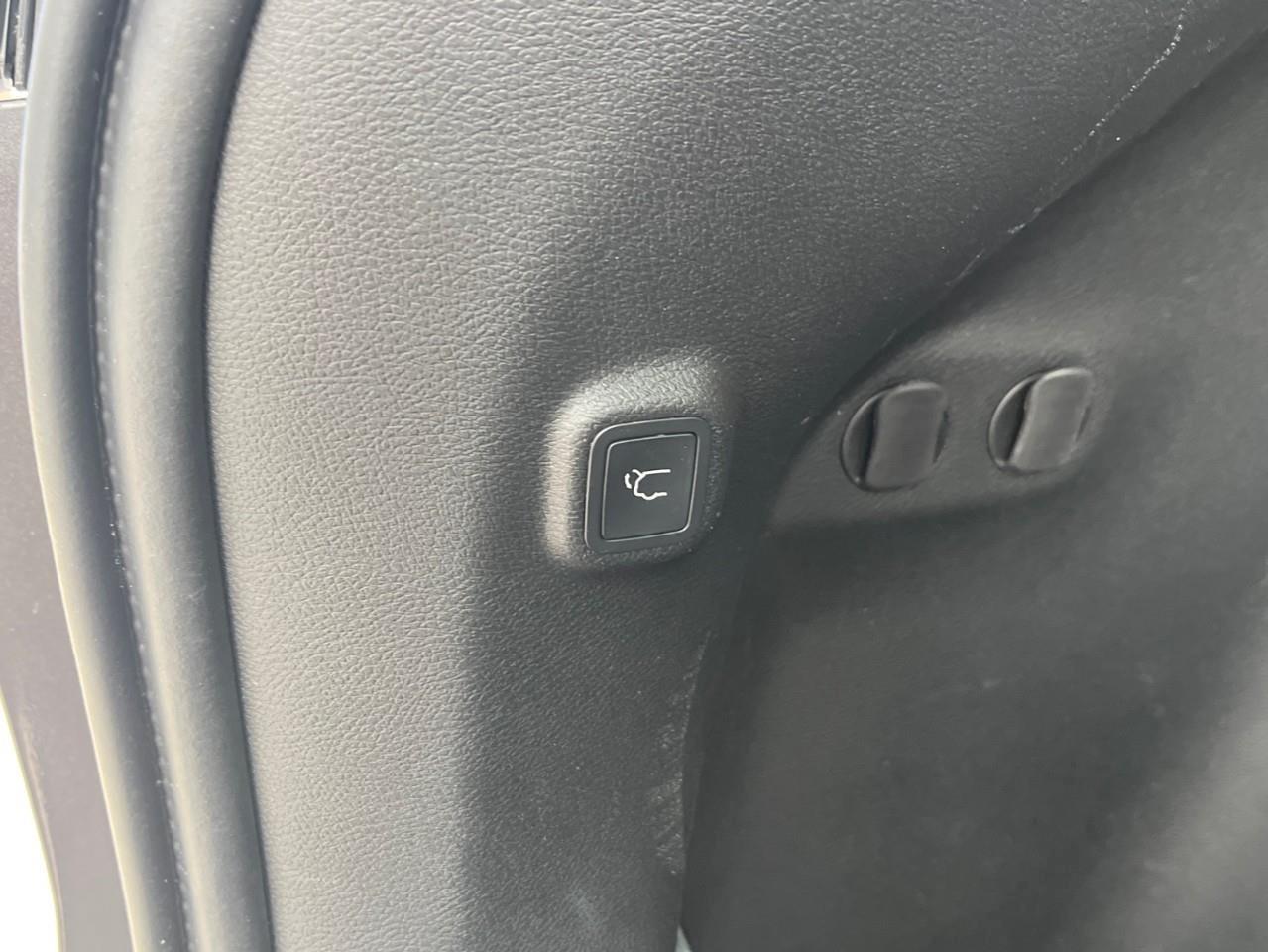 2019 Jeep Cherokee TRAILHAWK XTRA CLEAN LOCAL TRADE Photo