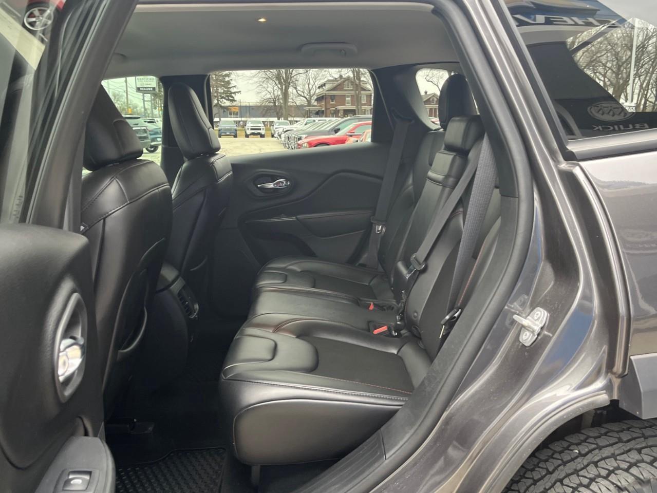2019 Jeep Cherokee TRAILHAWK XTRA CLEAN LOCAL TRADE Photo