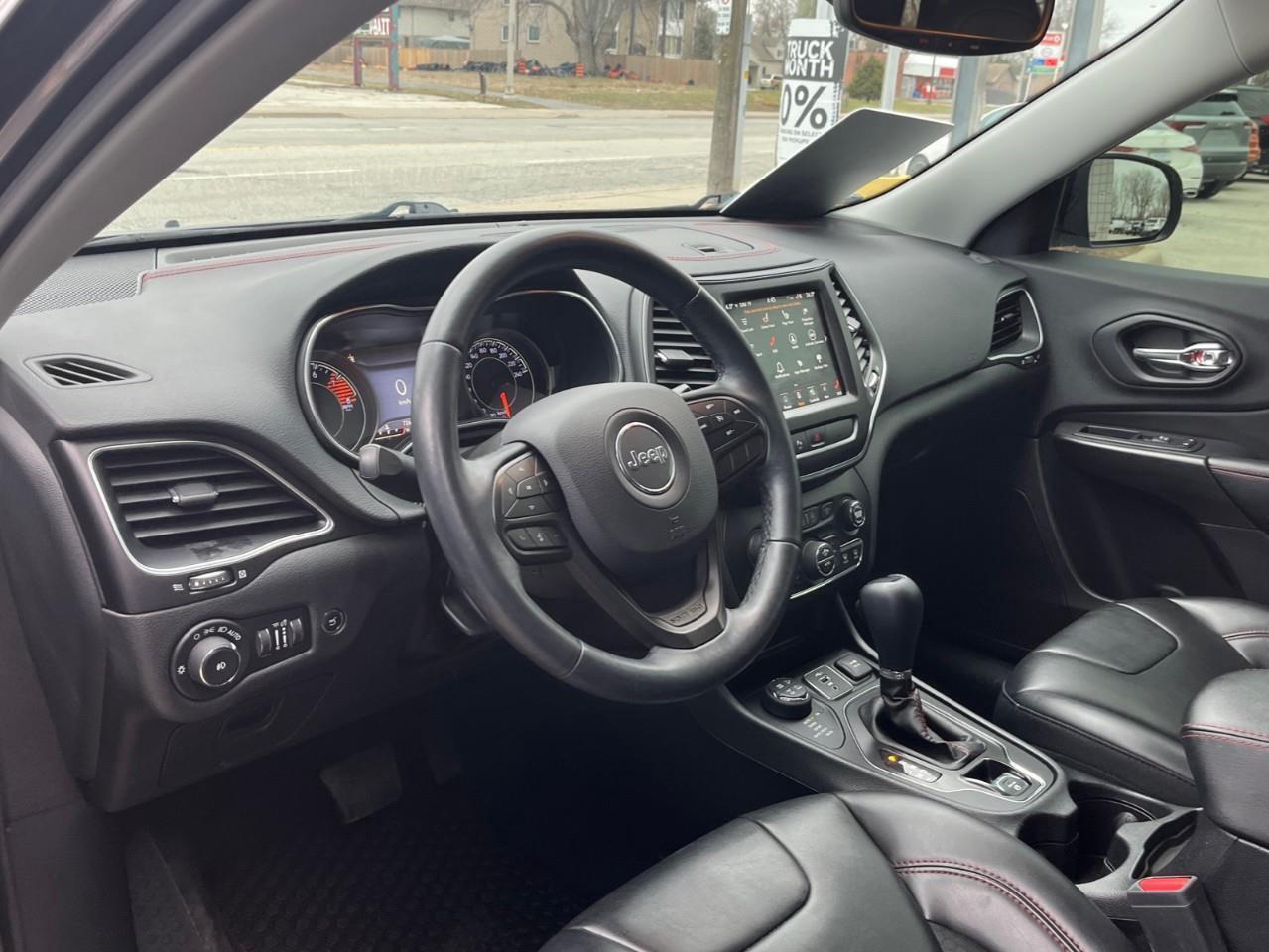 2019 Jeep Cherokee TRAILHAWK XTRA CLEAN LOCAL TRADE Photo