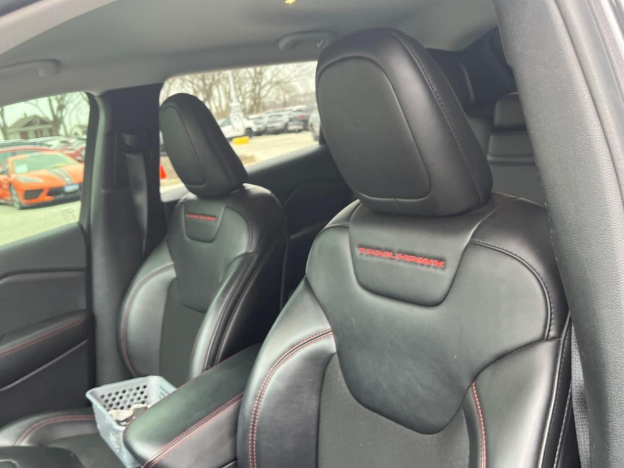 2019 Jeep Cherokee TRAILHAWK XTRA CLEAN LOCAL TRADE Photo