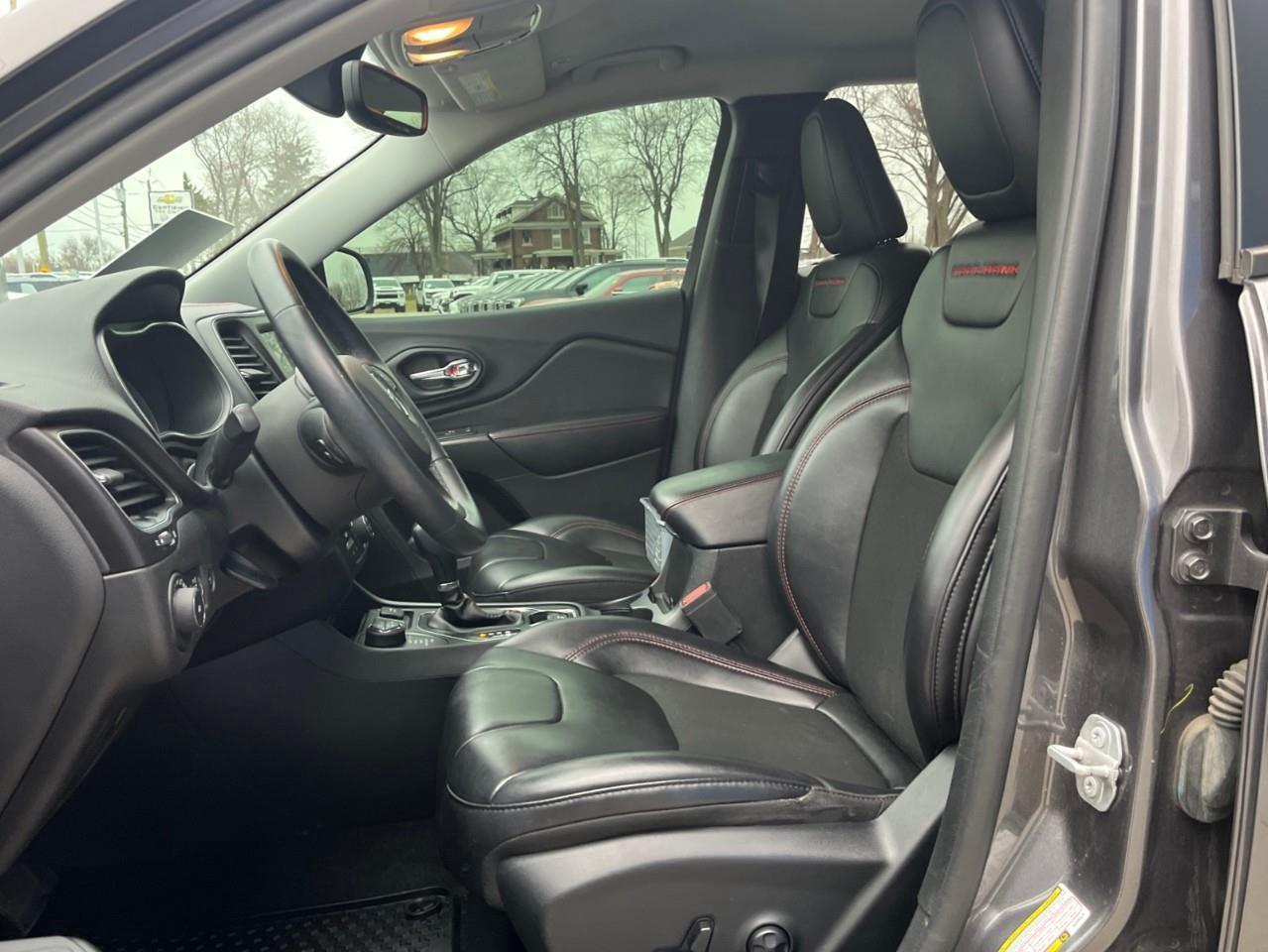 2019 Jeep Cherokee TRAILHAWK XTRA CLEAN LOCAL TRADE Photo