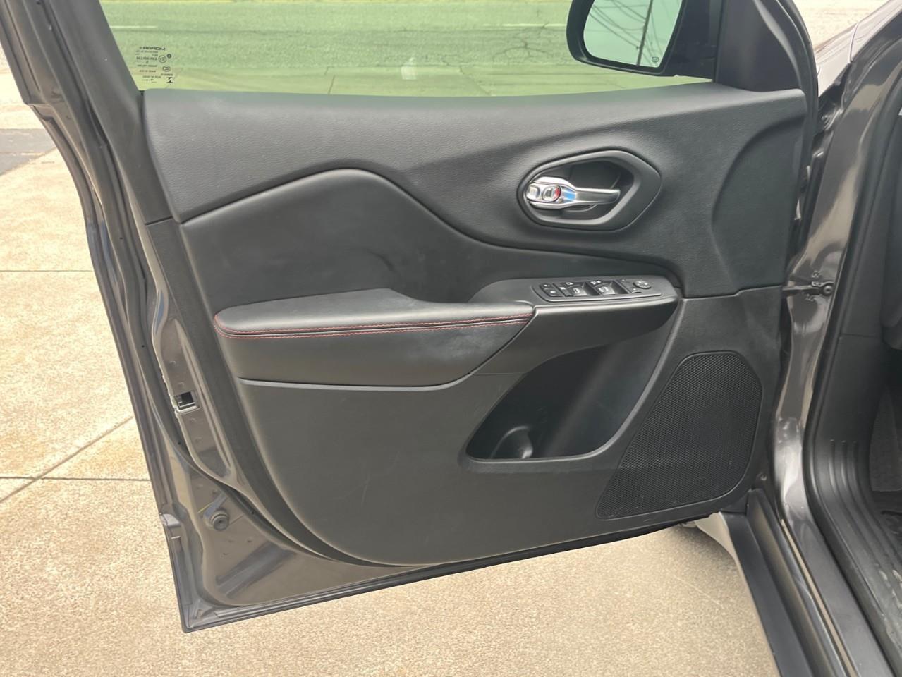 2019 Jeep Cherokee TRAILHAWK XTRA CLEAN LOCAL TRADE Photo