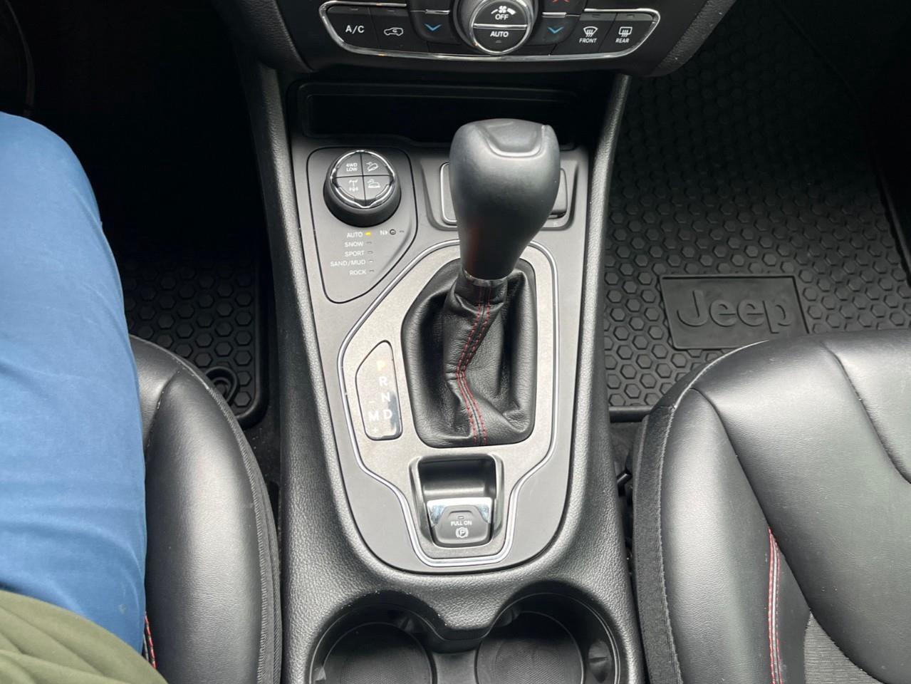 2019 Jeep Cherokee TRAILHAWK XTRA CLEAN LOCAL TRADE Photo