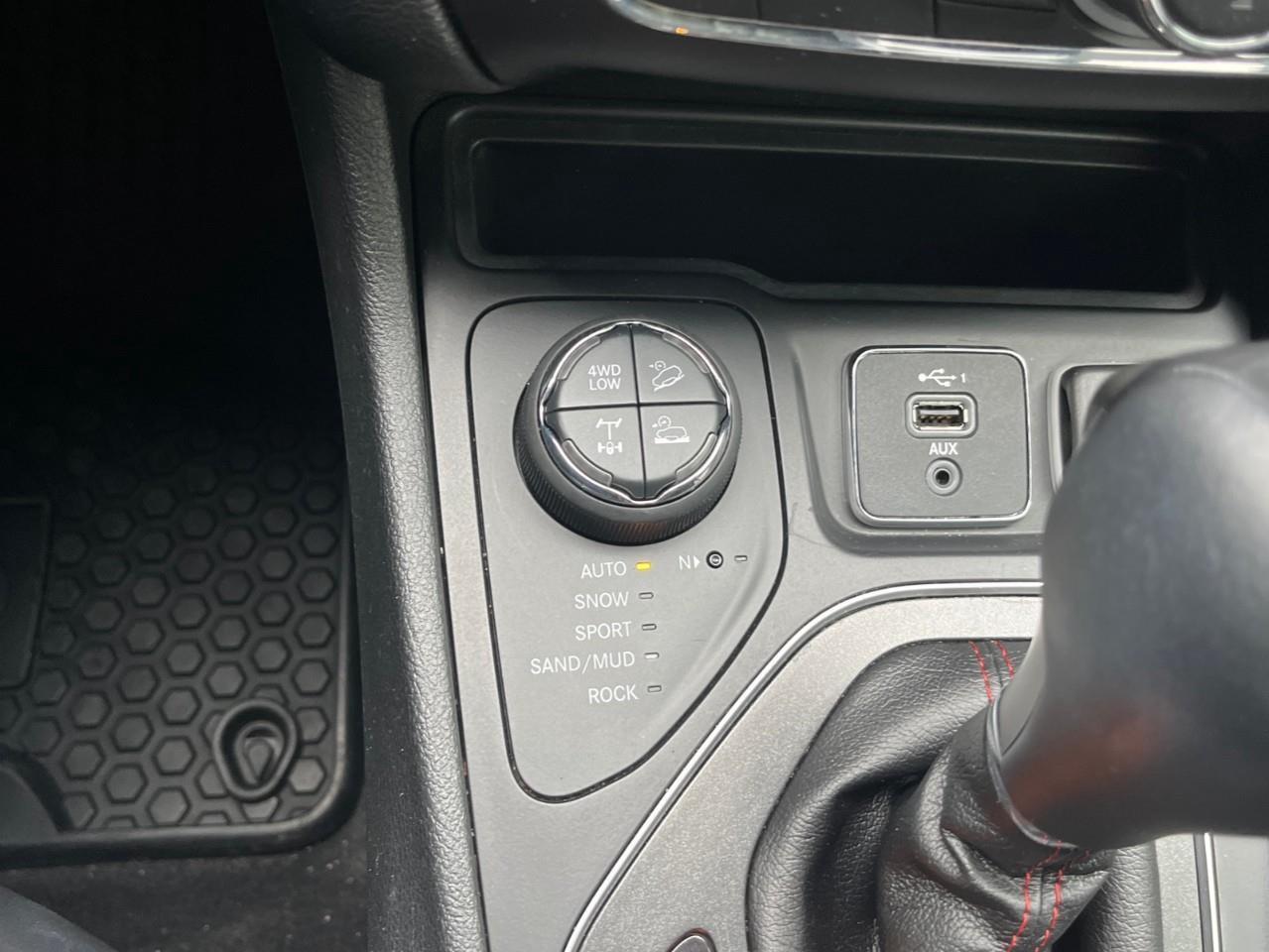 2019 Jeep Cherokee TRAILHAWK XTRA CLEAN LOCAL TRADE Photo