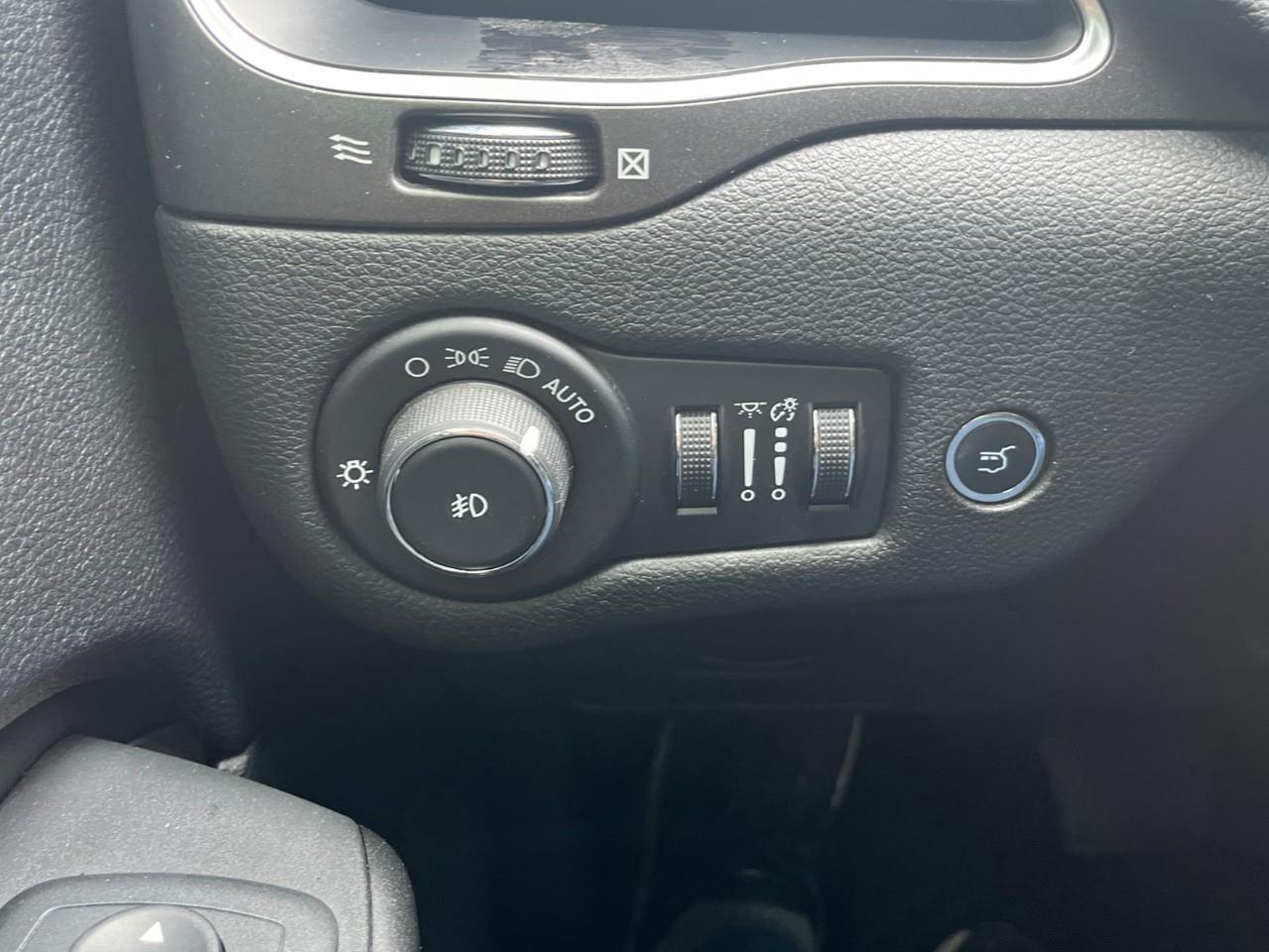 2019 Jeep Cherokee TRAILHAWK XTRA CLEAN LOCAL TRADE Photo