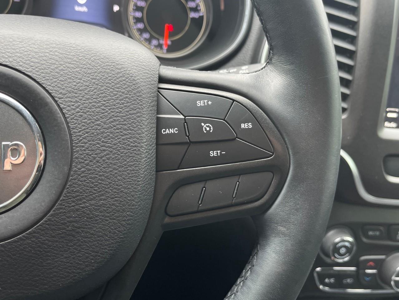 2019 Jeep Cherokee TRAILHAWK XTRA CLEAN LOCAL TRADE Photo