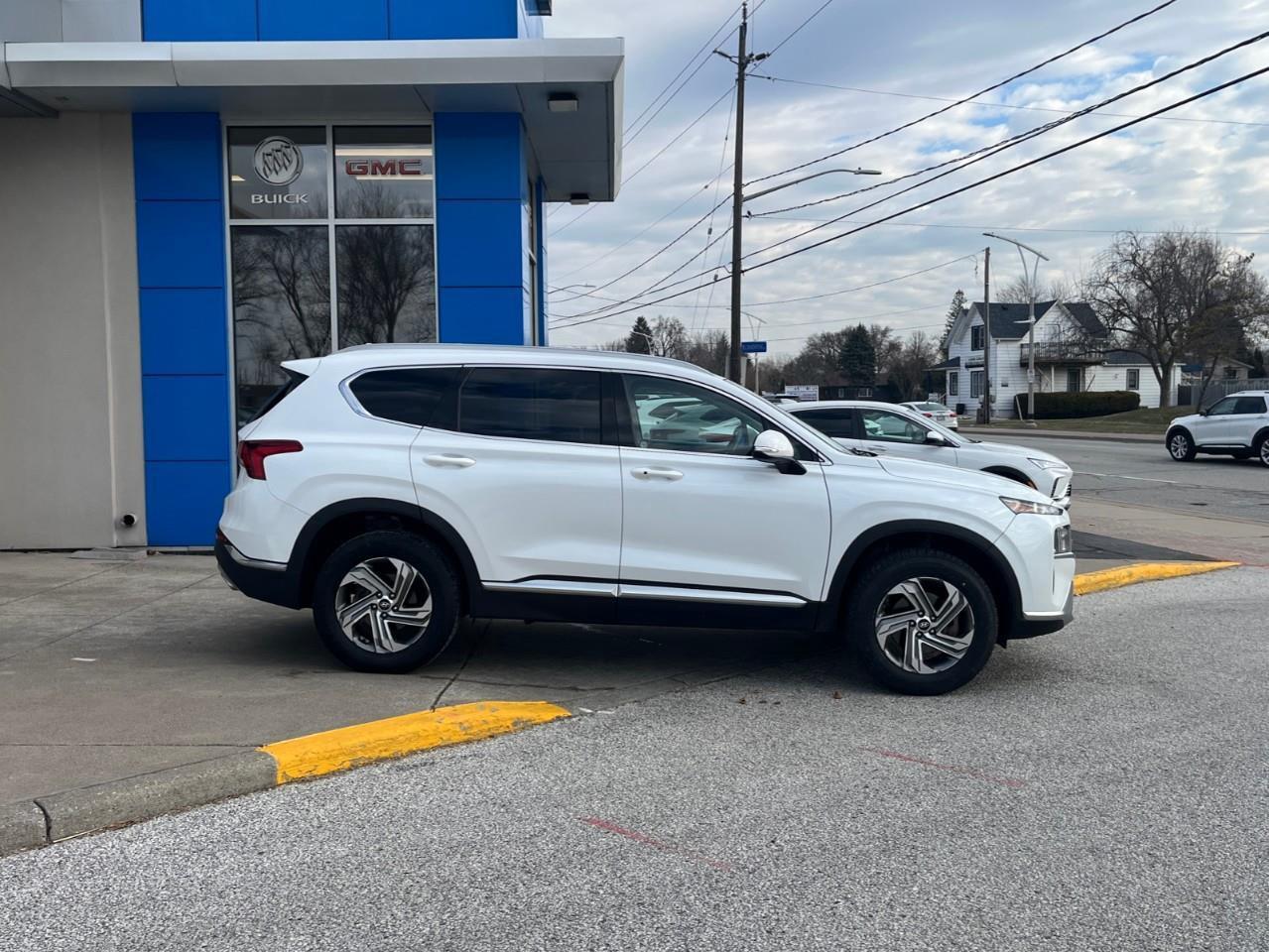 2021 Hyundai Santa Fe PREFERRED LOCAL TRADE Photo3