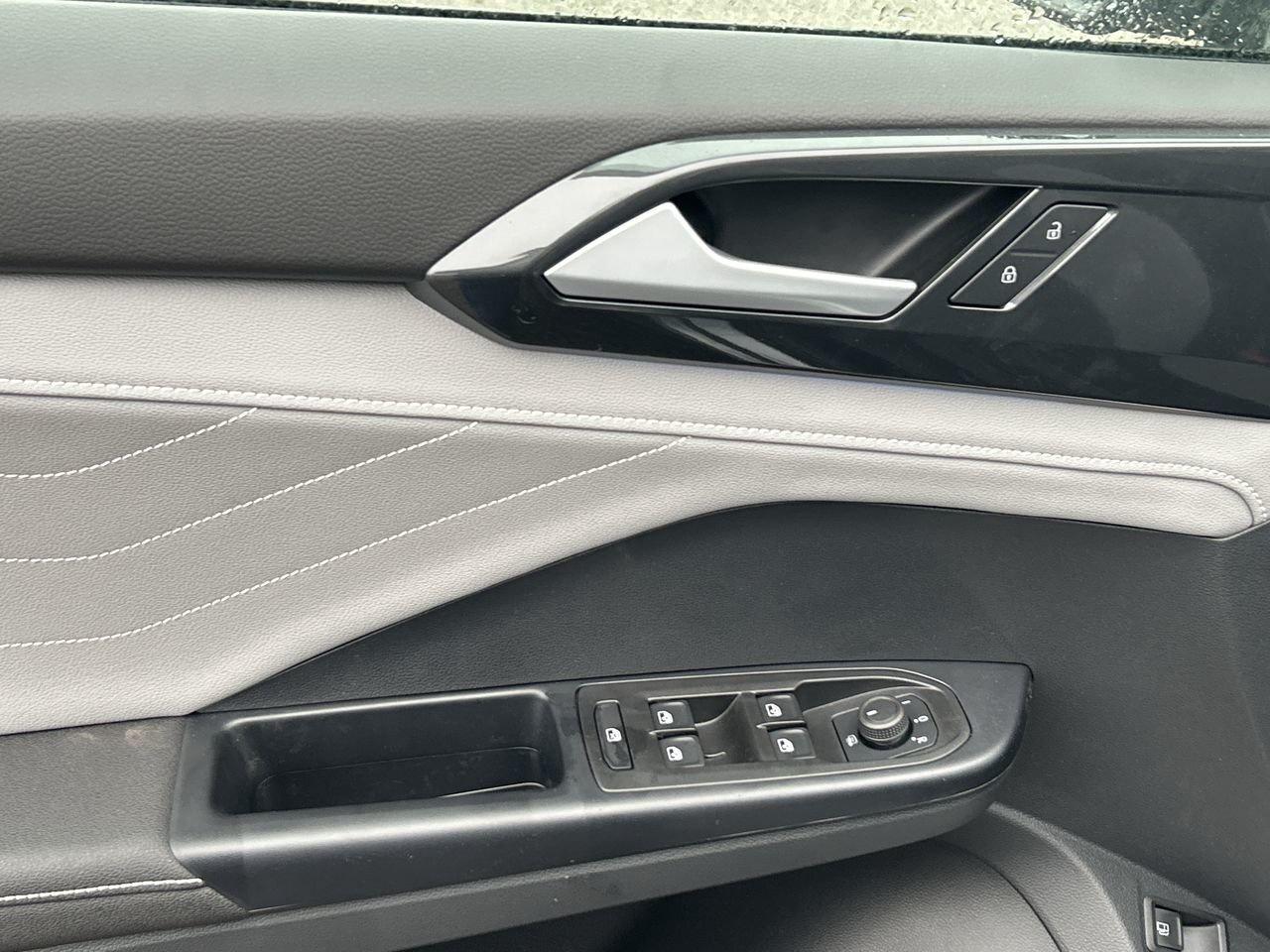 2024 Volkswagen Taos Highline 1.5T 7sp at DSG w/ Tip 4M Leather  Alloy Photo