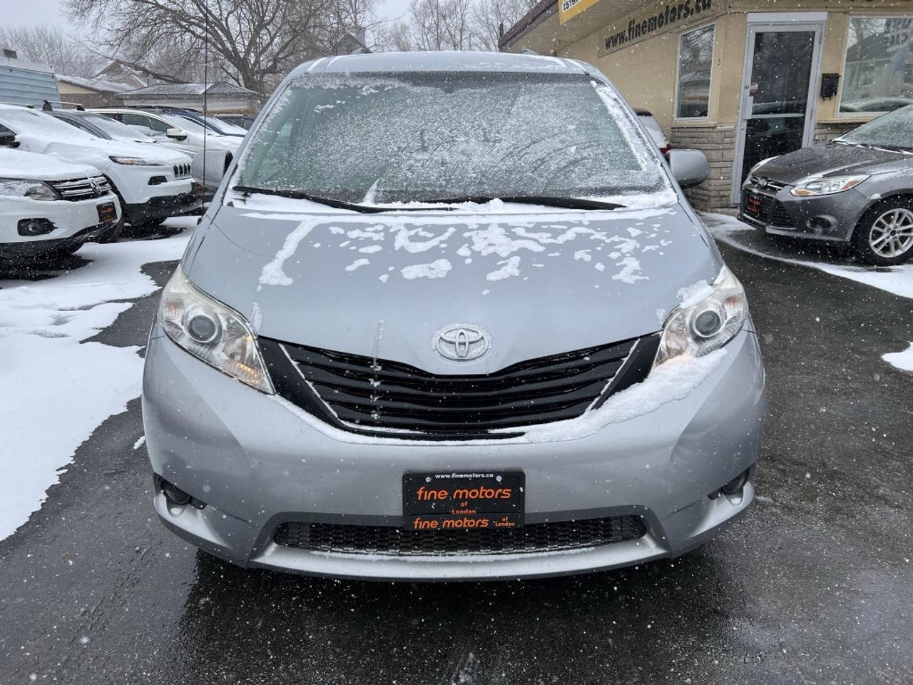 2014 Toyota Sienna 5dr 7-Pass Front-wheel Drive Photo
